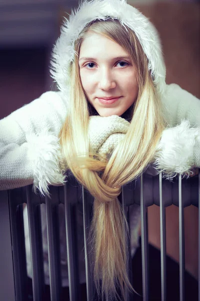 Langharige vrouw in de buurt van elektrische verwarmer thuis — Stockfoto