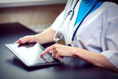 kopyalama alanı olan dijital bir tablet üzerinde çalışan doktor