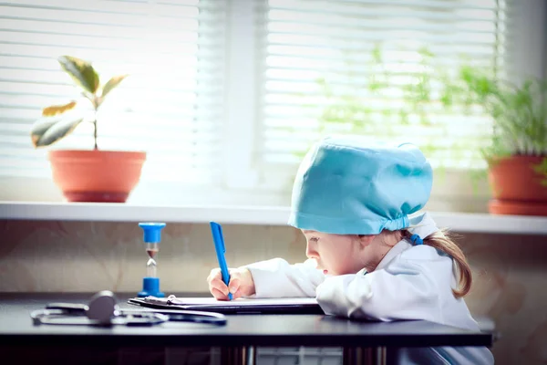 Schattige kleine meisje arts op haar rondes — Stockfoto