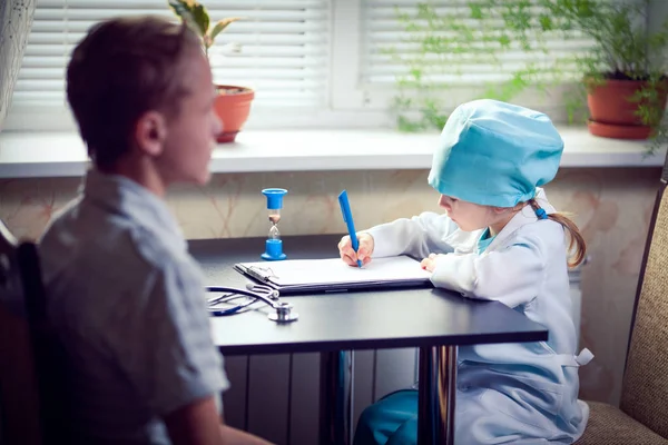 Jonge vrouwelijke arts of verpleegkundige die patiënten — Stockfoto