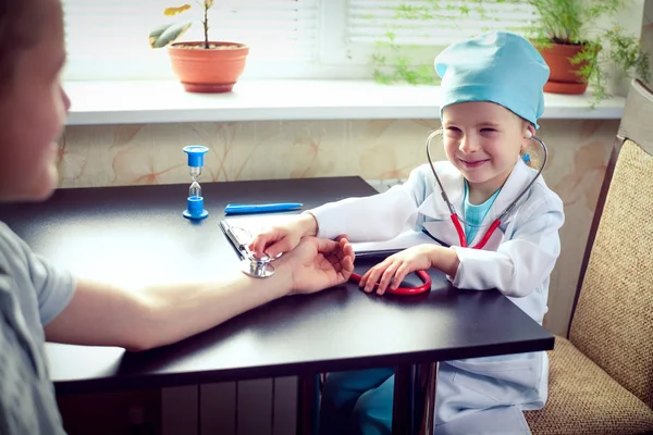 Young female doctor or nurse taking  patients — Stock Photo, Image