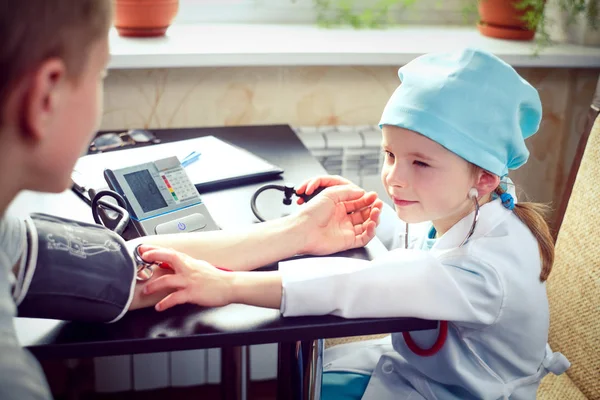 Young female doctor or nurse taking  patients — Stock Photo, Image