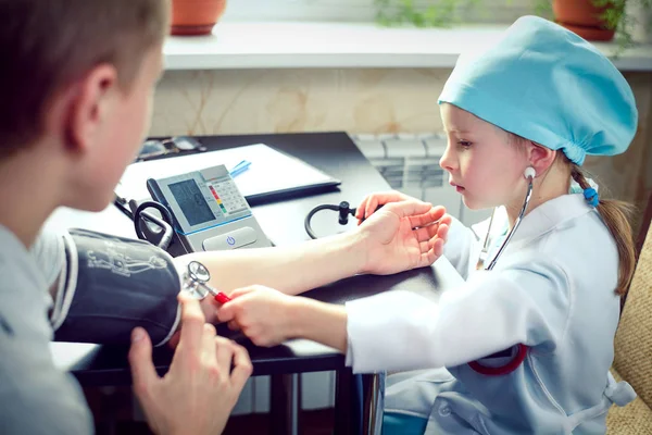 Young female doctor or nurse taking  patients — Stock Photo, Image