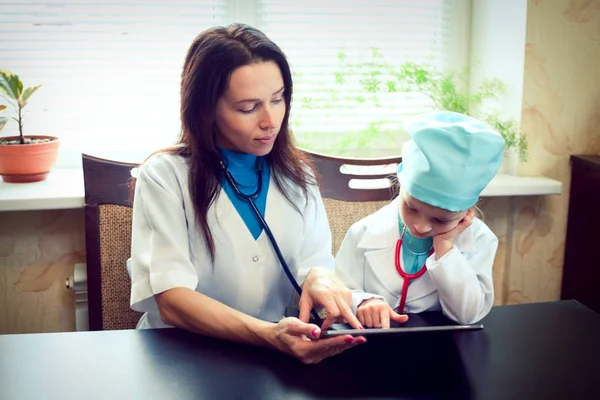 Doctor checked children girl's body in Clinic — Stock Photo, Image