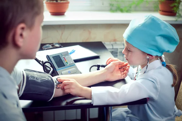 Junge Ärztin oder Krankenschwester nimmt Patienten auf — Stockfoto