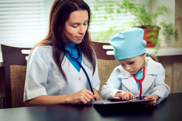 PC médico examinando un ordenador portátil contra fondo blanco — Foto de Stock