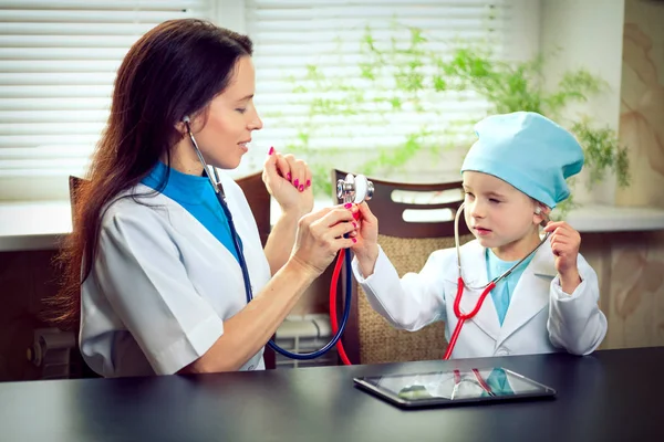 Medico controllato corpo della ragazza dei bambini in clinica — Foto Stock