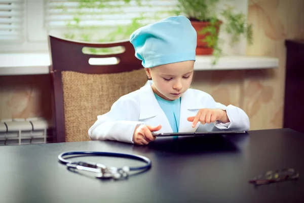 Doctor working on a digital tablet with copy space — Stock Photo, Image