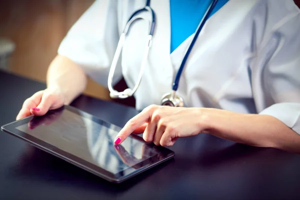 Médico trabajando en una tableta digital con espacio de copia —  Fotos de Stock