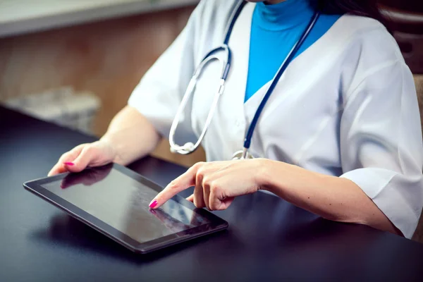 Arzt arbeitet an einem digitalen Tablet mit Kopierplatz — Stockfoto