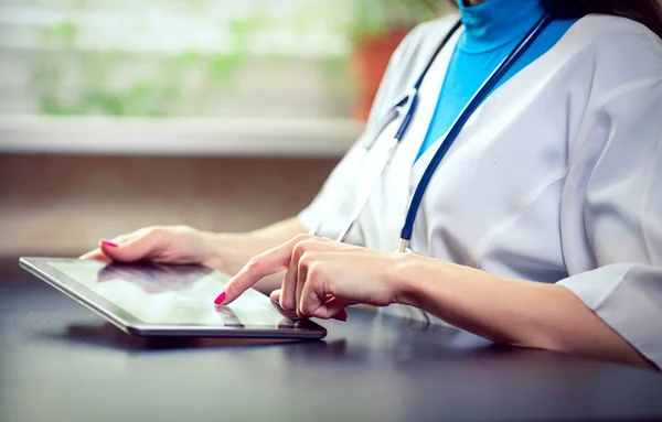 Médico trabajando en una tableta digital con espacio de copia — Foto de Stock