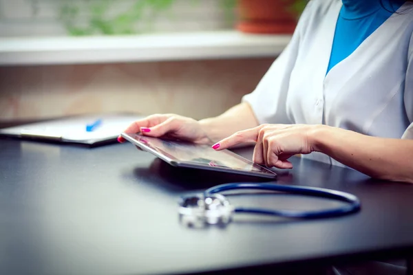 Médico trabalhando em um tablet digital com espaço de cópia — Fotografia de Stock