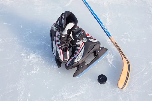 Hockey Stick and Puck na pista de gelo. — Fotografia de Stock