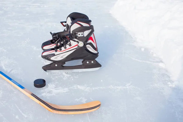 Hockey Stick and Puck na pista de gelo. — Fotografia de Stock
