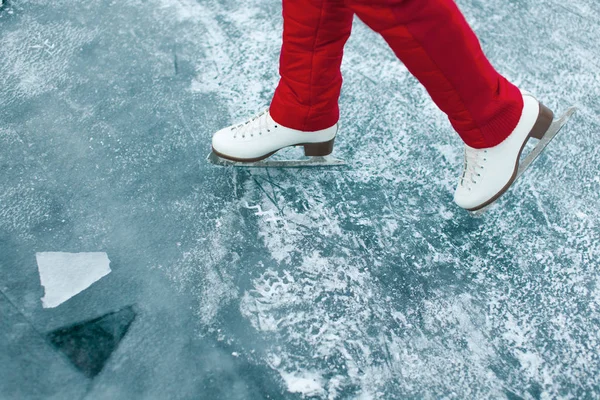 スケート氷の上で開脚 — ストック写真