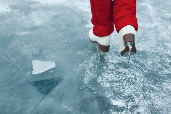 Las piernas en patines sobre hielo — Foto de Stock