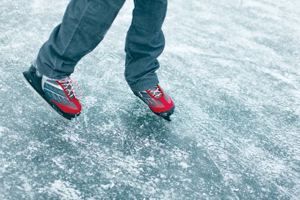 Die Beine in Schlittschuhen auf dem Eis — Stockfoto