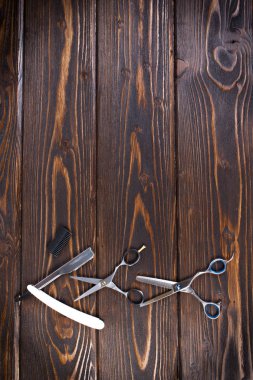 Ahşap arka plan kopya alanı ile kuaförlük araçları