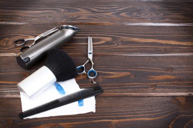 Ahşap arka plan kopya alanı ile kuaförlük araçları