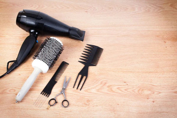 Outils de coiffure sur fond en bois avec espace de copie — Photo