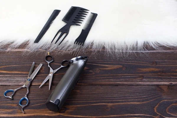 Outils de coiffure sur fond en bois avec espace de copie — Photo