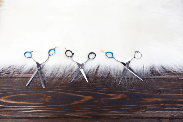 Herramientas de peluquería sobre fondo de madera con espacio para copiar — Foto de Stock