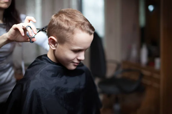 Майстер перукар робить перукарню в салоні — стокове фото