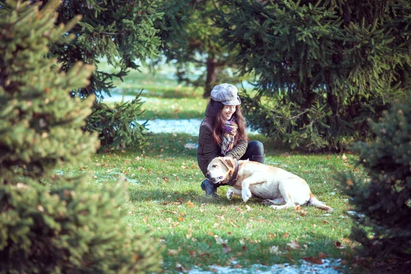 Mulher brincando com seu cão golden retriever no parque de verão — Fotografia de Stock