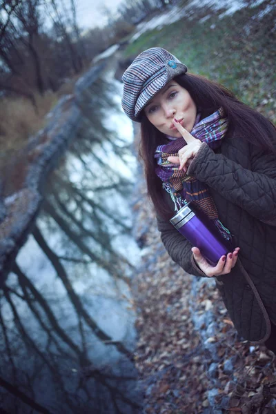 美丽的女人站在这条河在秋天里 — 图库照片