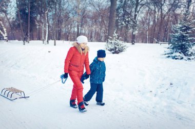 hermosa jovencita sentada en la cama