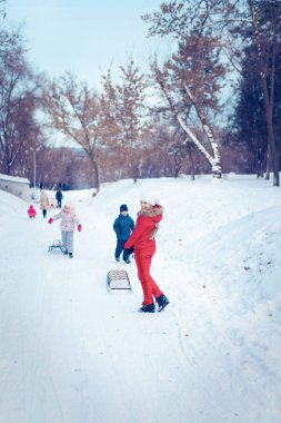 hermosa jovencita sentada en la cama