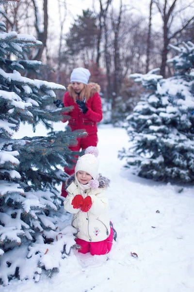 Ενεργό ελεύθερο χρόνο με τα παιδιά το χειμώνα τις κρύες ημέρες. — Φωτογραφία Αρχείου