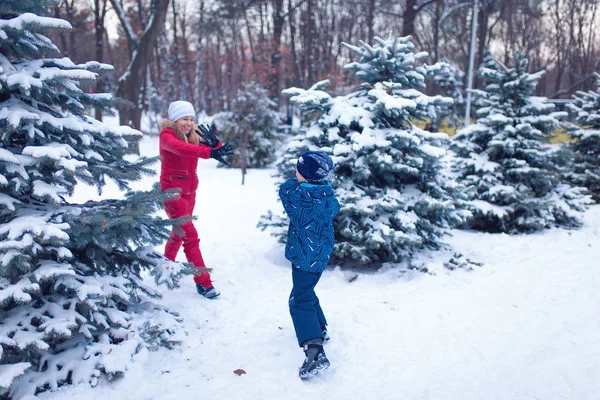 Loisirs actifs avec les enfants en hiver par temps froid . — Photo