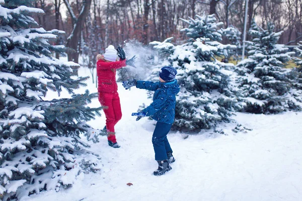 Ενεργό ελεύθερο χρόνο με τα παιδιά το χειμώνα τις κρύες ημέρες. — Φωτογραφία Αρχείου