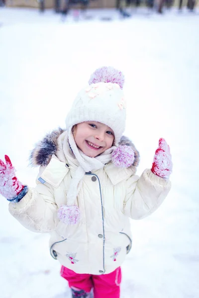 Adorable little girl having fun on winter day — Stock Photo, Image