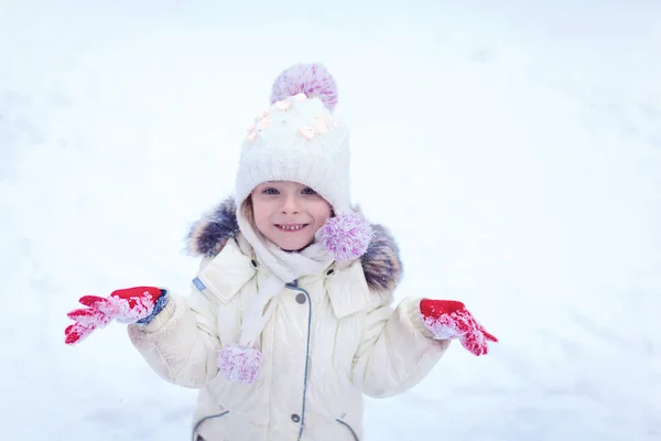 Adorable little girl having fun on winter day — Stock Photo, Image