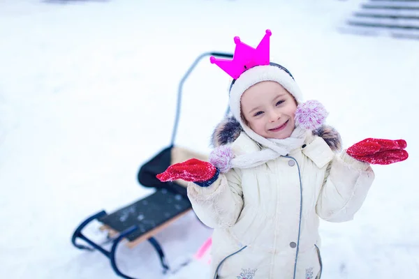 Adorable little girl having fun on winter day — Stock Photo, Image