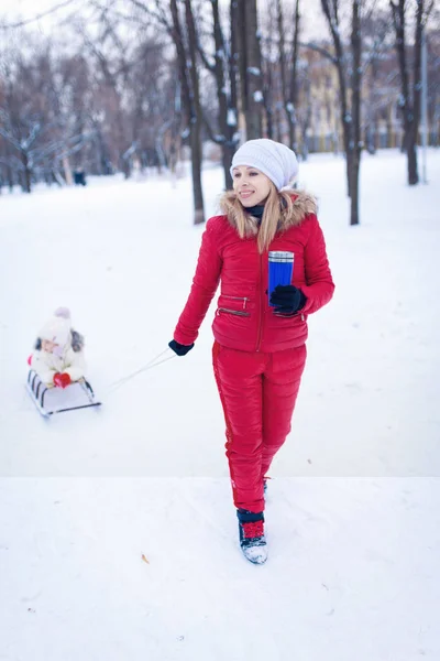 Bonne mère et bébé jouant à l'extérieur en hiver — Photo