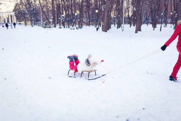 Boldog anya és a baba játék a szabadban, télen — Stock Fotó