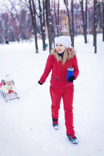 Mãe feliz e bebê brincando ao ar livre no inverno — Fotografia de Stock