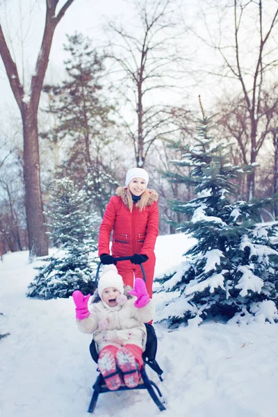 Mãe feliz e bebê brincando ao ar livre no inverno — Fotografia de Stock