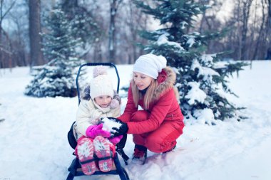 hermosa jovencita sentada en la cama