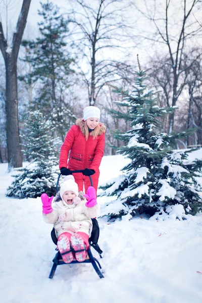 Ευτυχισμένη μητέρα και το μωρό να παίζουν σε εξωτερικούς χώρους το χειμώνα — Φωτογραφία Αρχείου