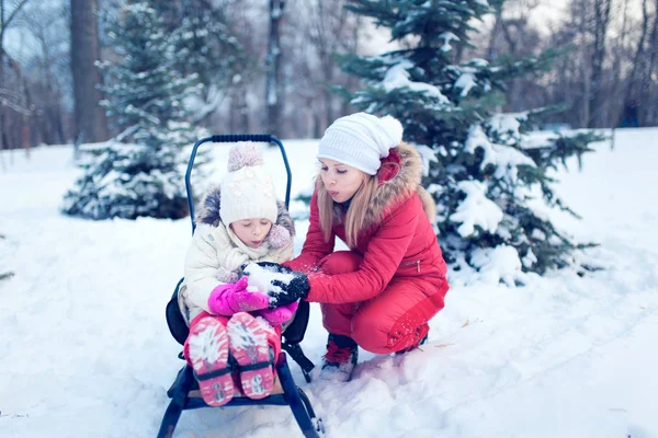 Happy mother and baby playing outdoors in winter — Stock Photo, Image