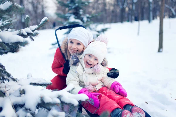 Gelukkig moeder en baby buiten spelen in de winter — Stockfoto