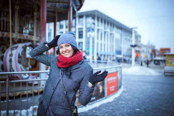 Dynamisches Porträt eines Mädchens bei Sonnenuntergang in der Stadt — Stockfoto