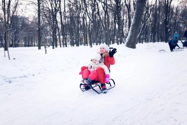 Mamma e bambino felici che giocano all'aperto in inverno — Foto Stock