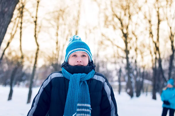 Felice giovane uomo sorridente nella foresta invernale innevata — Foto Stock