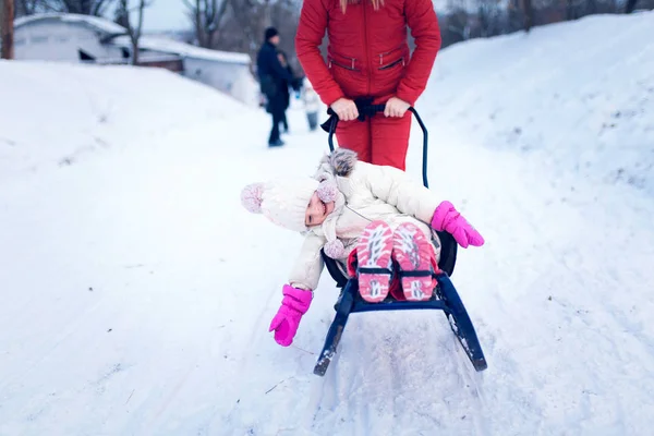 Mamma e bambino felici che giocano all'aperto in inverno — Foto Stock