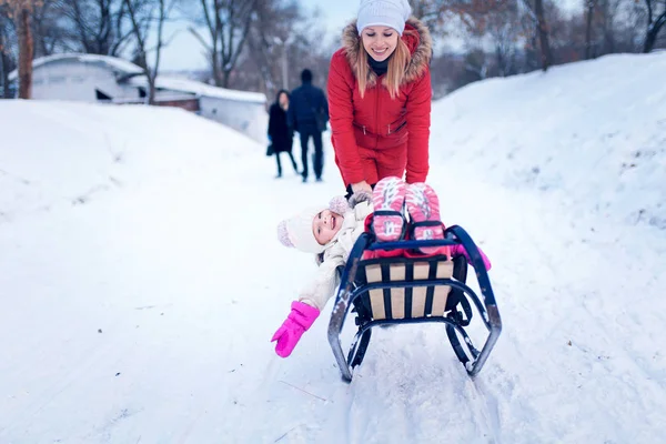 Mãe feliz e bebê brincando ao ar livre no inverno — Fotografia de Stock